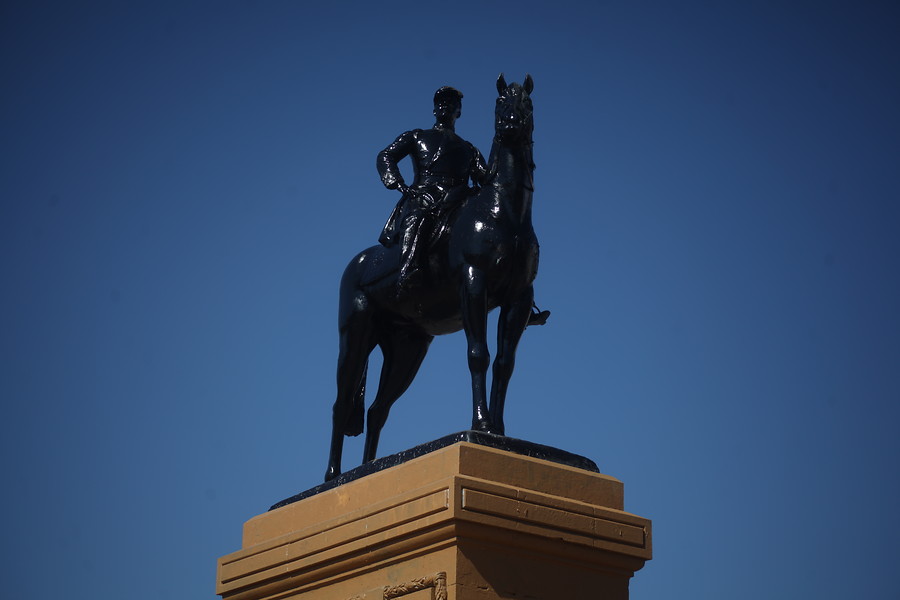 Foto del día: Consejo de Monumentos Nacionales decide mantener en su lugar estatua de Baquedano