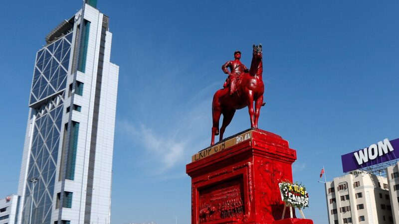 Ejército: analizan reubicar monumento de Baquedano frente a La Moneda o en el edificio institucional