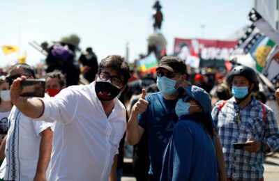 Alcalde Jadue es duramente increpado en Plaza Baquedano y anuncia acciones legales contra responsables