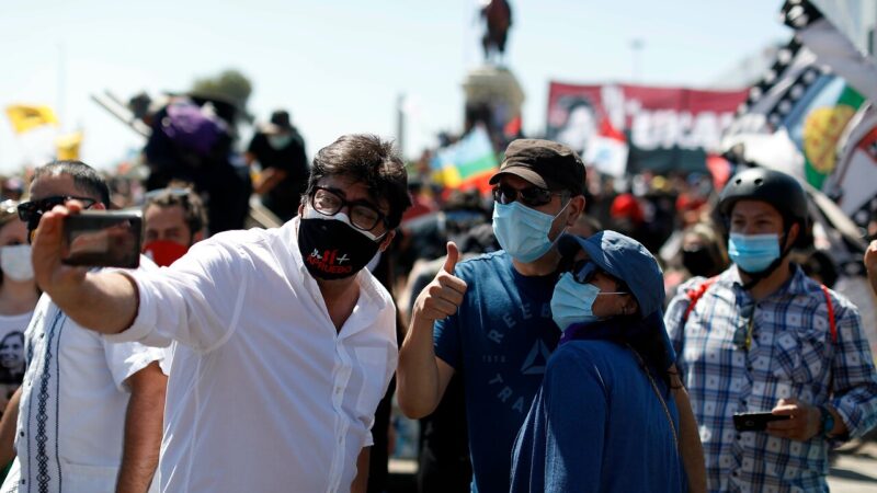 Alcalde Jadue es duramente increpado en Plaza Baquedano y anuncia acciones legales contra responsables
