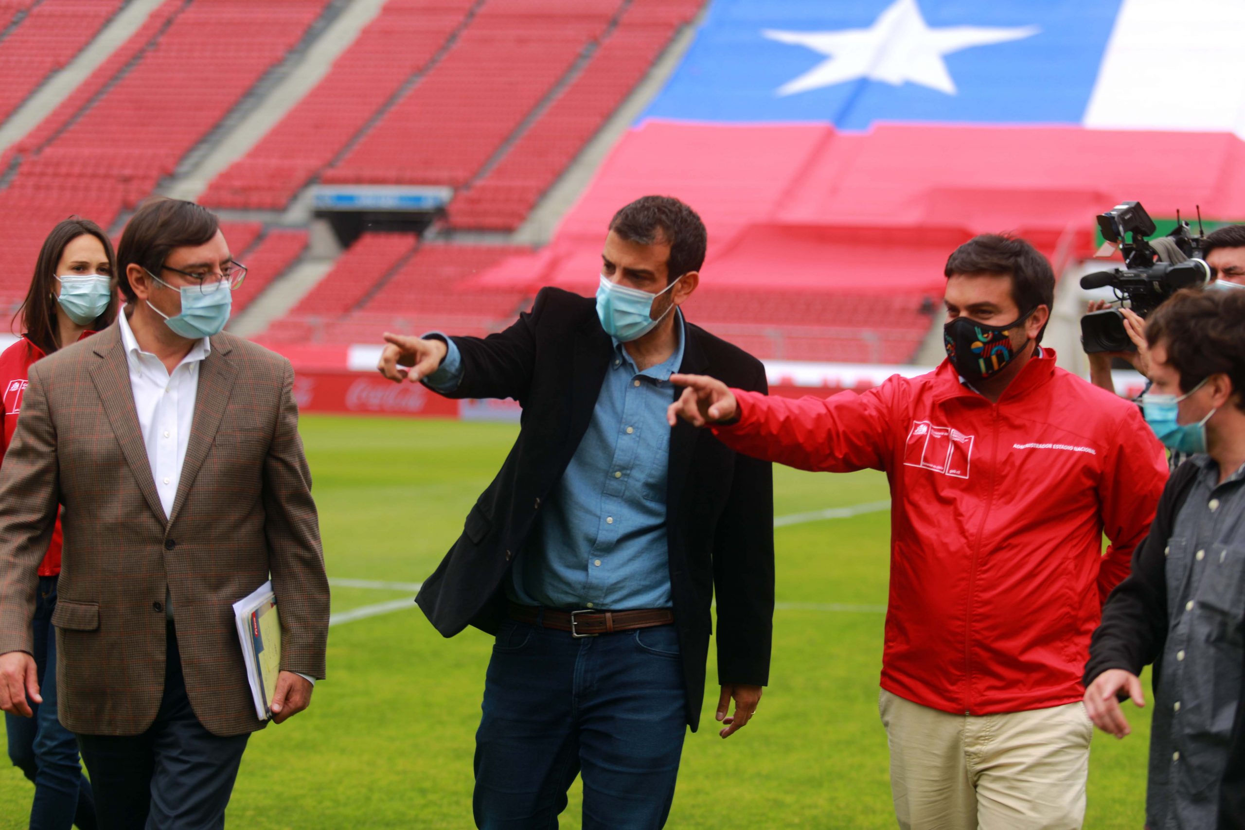 Por qué La Moneda apuesta por abrir los estadios al público