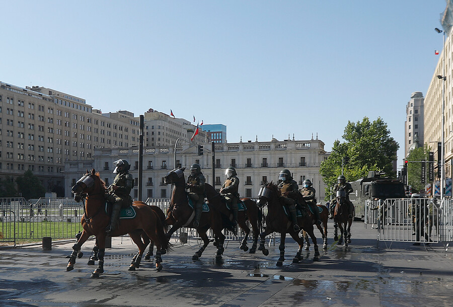 Gobierno refuerza seguridad en perímetro de La Moneda en medio de nueva etapa de protestas