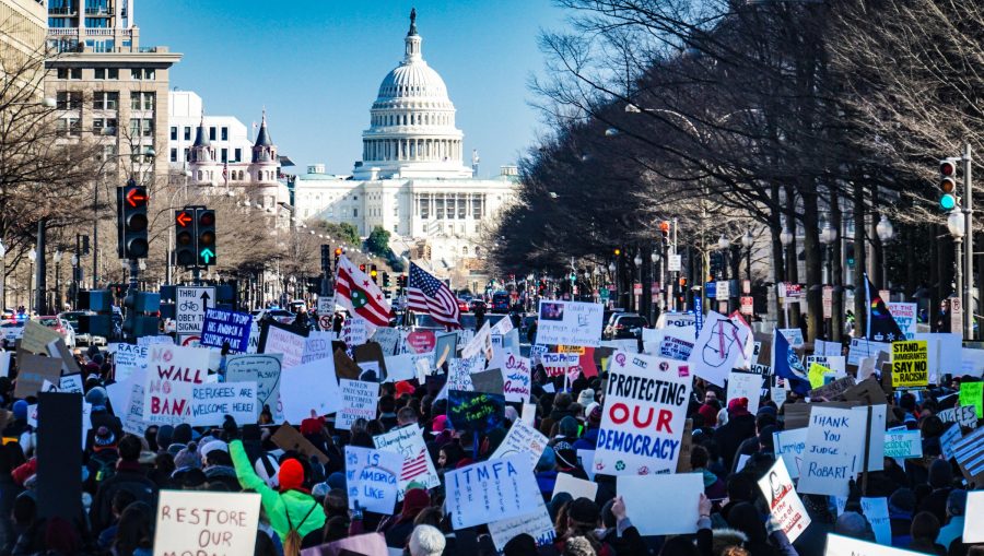 Elecciones en Estados Unidos: estrecha batalla en estados clave hace imposible declarar a un ganador