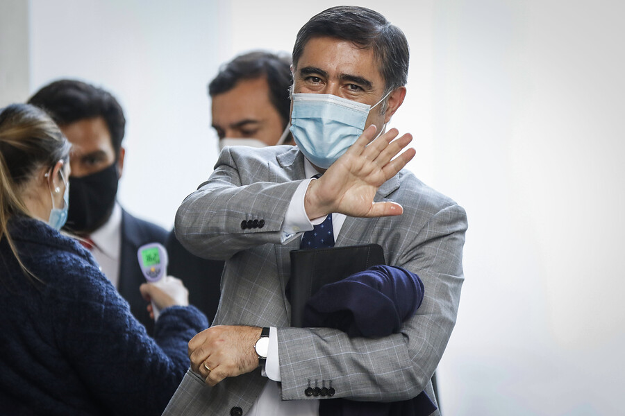 Presidente alista cambio de gabinete para este viernes: sale Desbordes de Defensa y Sichel del Banco Estado