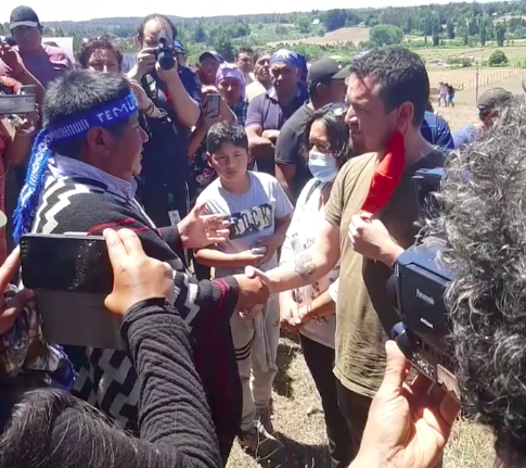 Temucuicui: Hermano de PDI asesinado que había criticado operativo se reúne con padre de Catrillanca