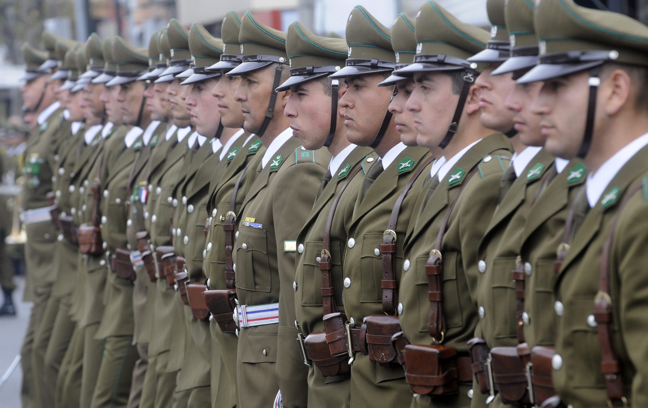 Los entretelones del incendio del furgón de Carabineros y los dilemas del Alto Mando