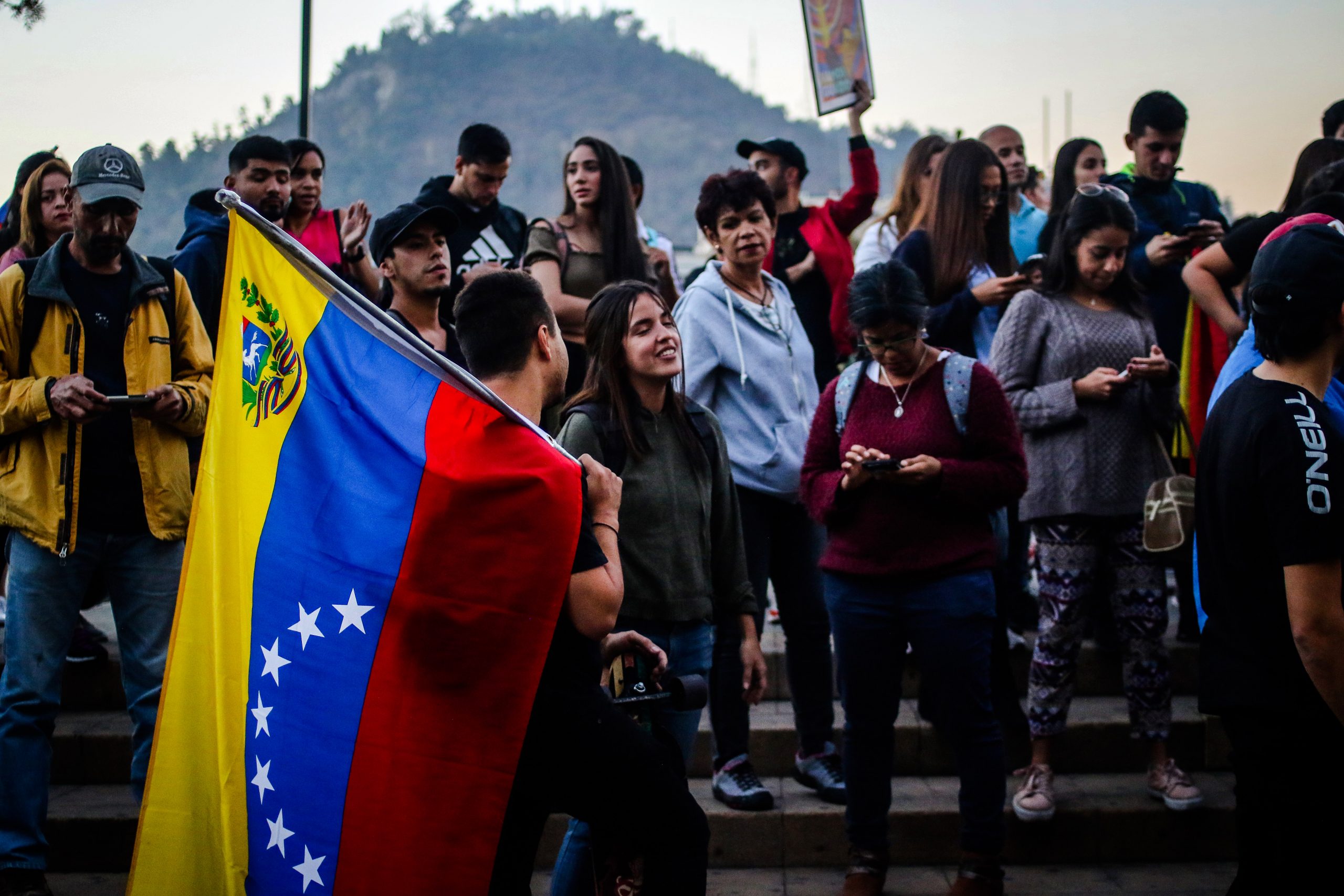 Elecciones en Perú: Por qué la amenaza de Pedro Castillo de expulsar a venezolanos inquieta a La Moneda