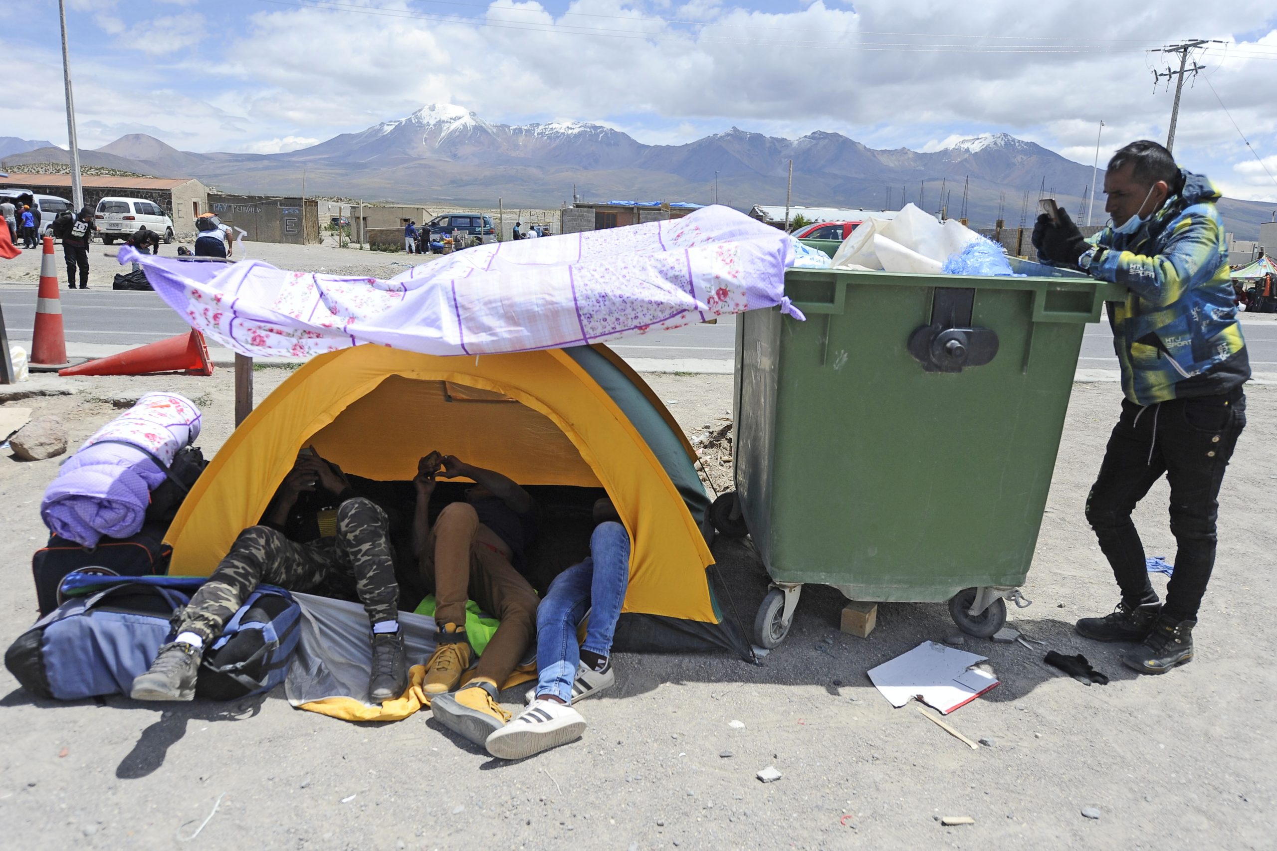 Alcalde boliviano: “Los migrantes prácticamente están durmiendo en las calles de Pisiga, en la frontera con Chile”