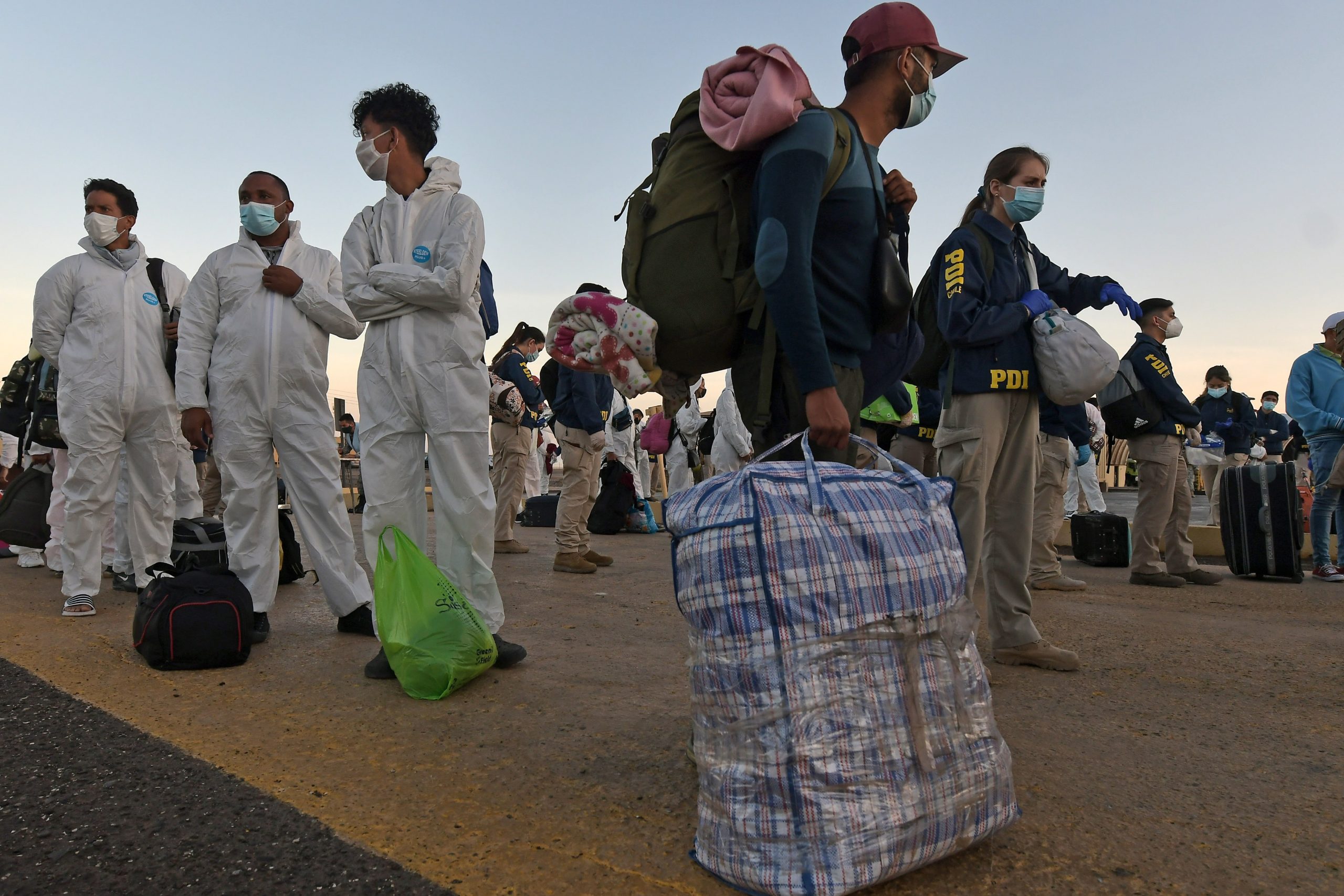 Crisis migratoria se instala en debate presidencial mientras el gobierno expulsa a 138 extranjeros