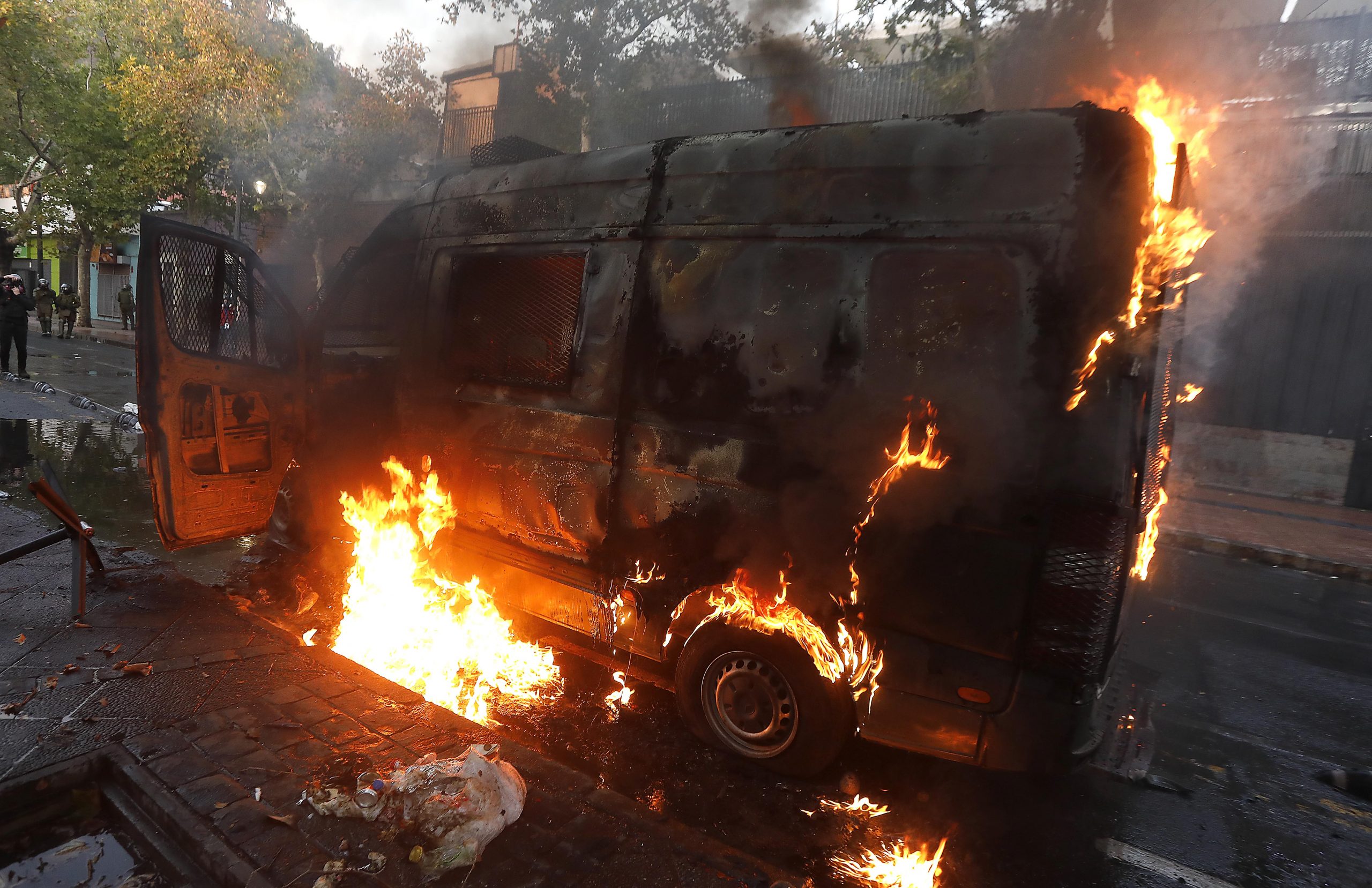 El perfil del ingeniero imputado por quemar un vehículo policial con una bomba molotov