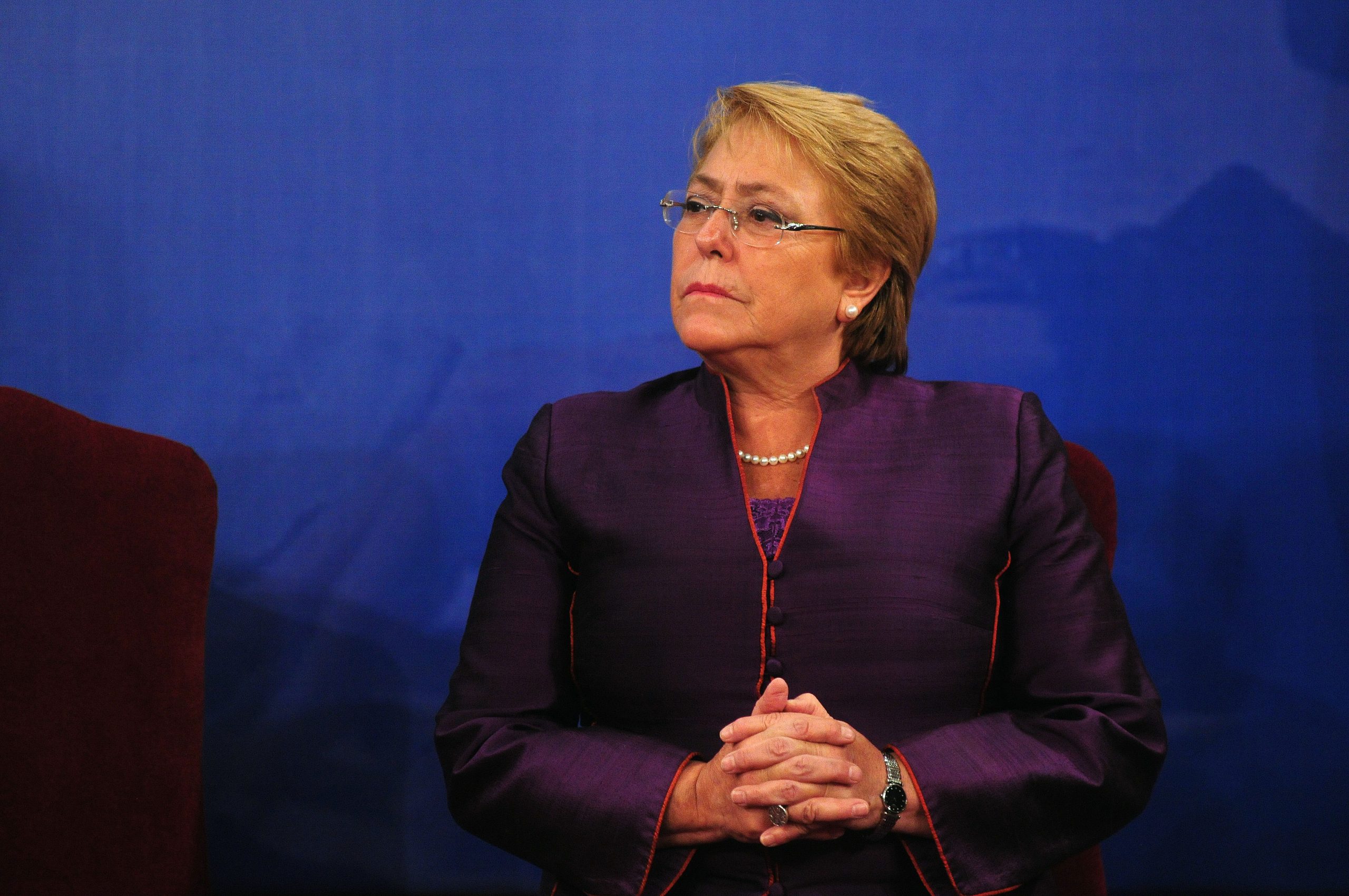 Bachelet cuestiona que gobierno asigne a las FF.AA. rol en control de las migraciones en fronteras