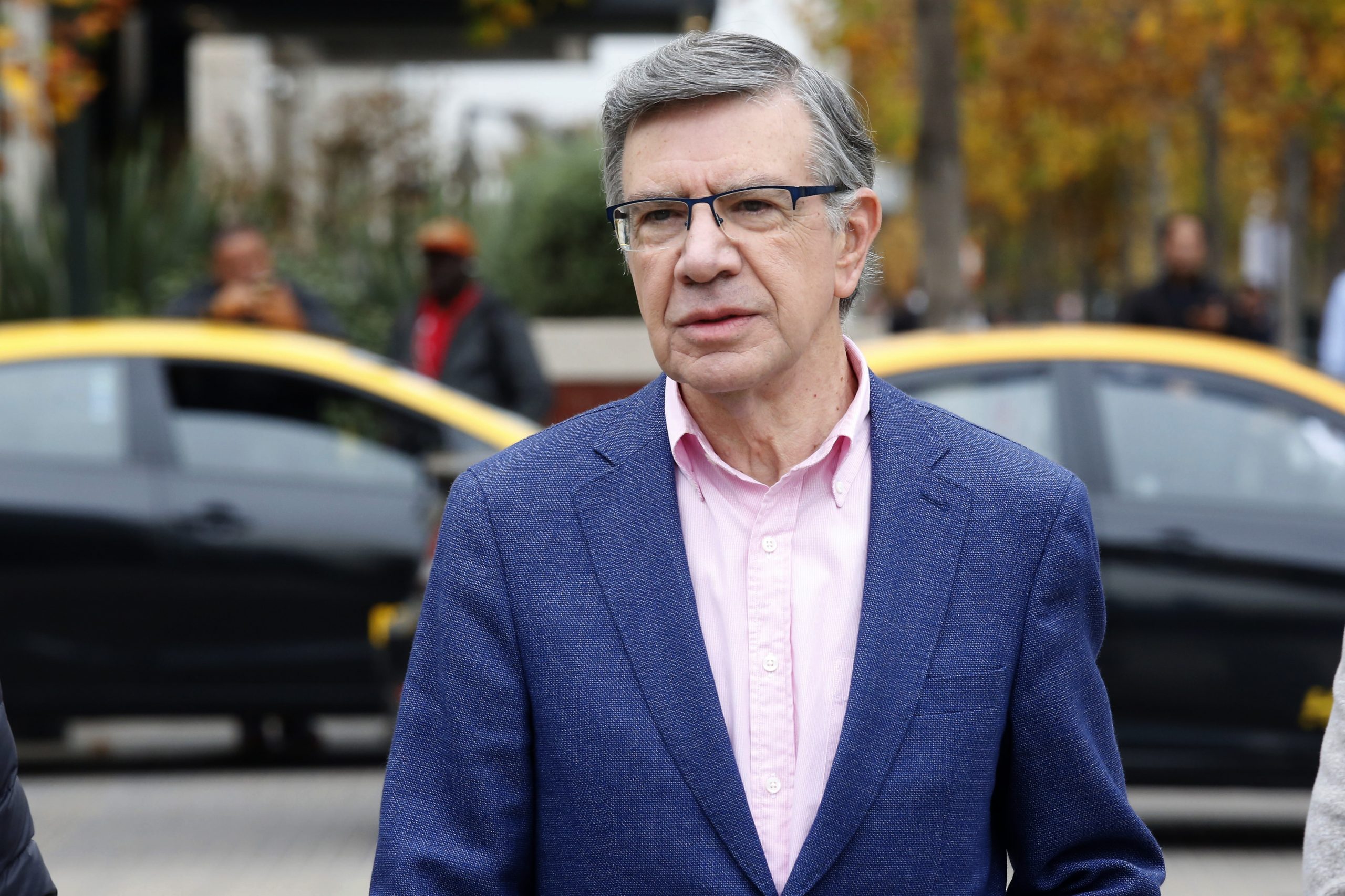 Lavín cambia estilo tradicional de campaña (e incomoda a La Moneda)