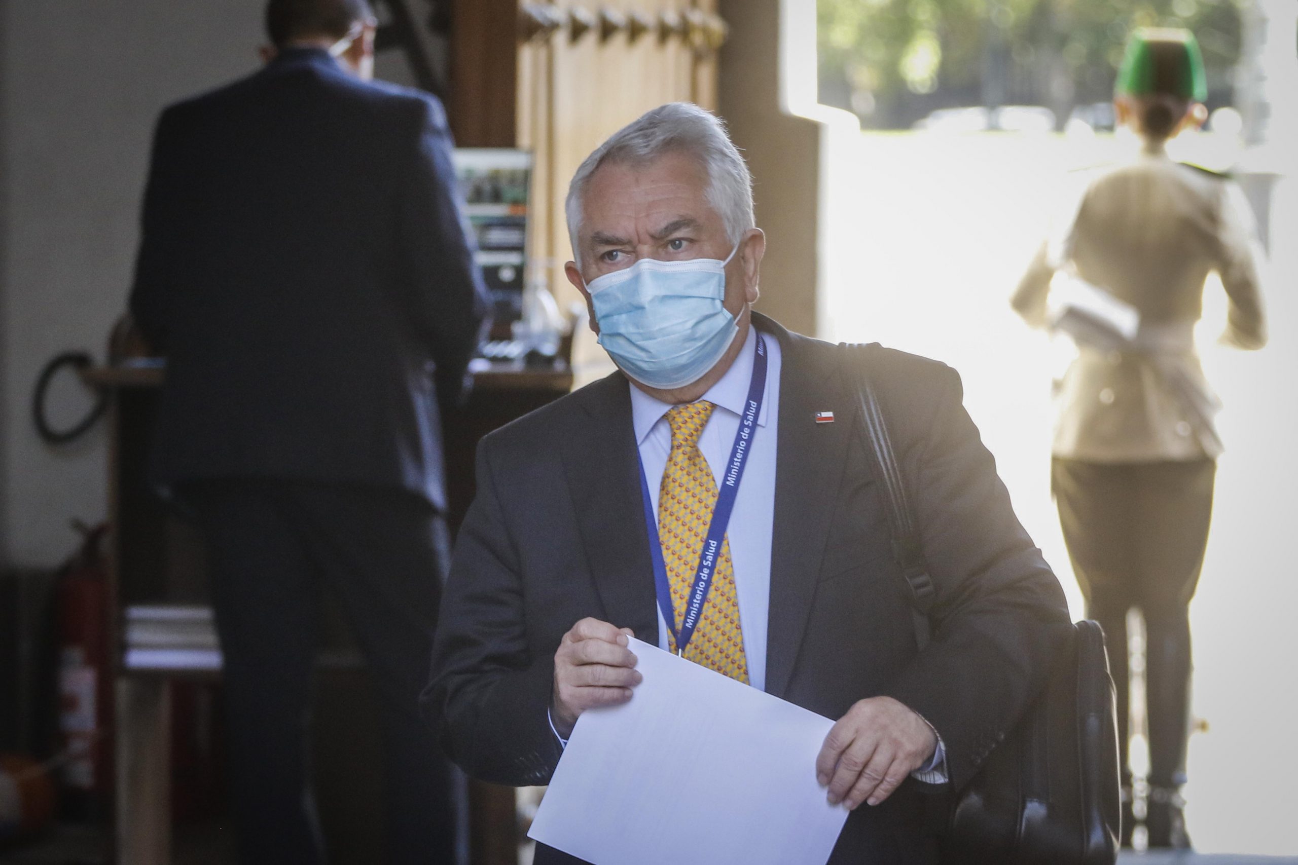 Covid: La cobertura de la prensa extranjera sobre la paradoja chilena que molestó al ministro Paris