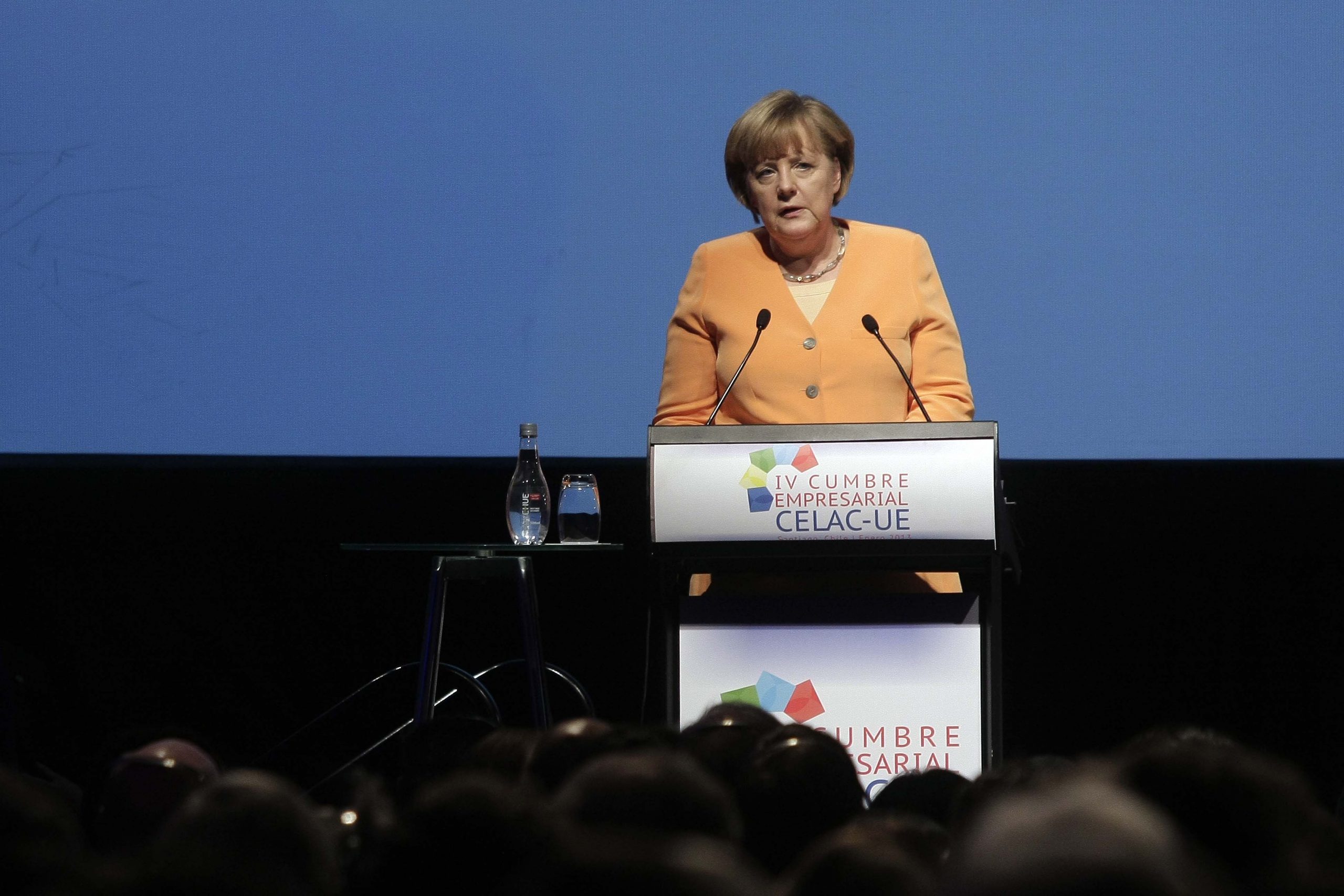 Covid: Por qué Merkel decretó un severo confinamiento en Alemania (que Chile duplica en ascenso de contagios)
