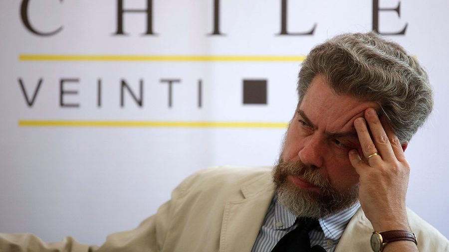 Alfredo Jocelyn-Holt: “Piñera sacrificó la Constitución del 80′ para salvar su propio pellejo”