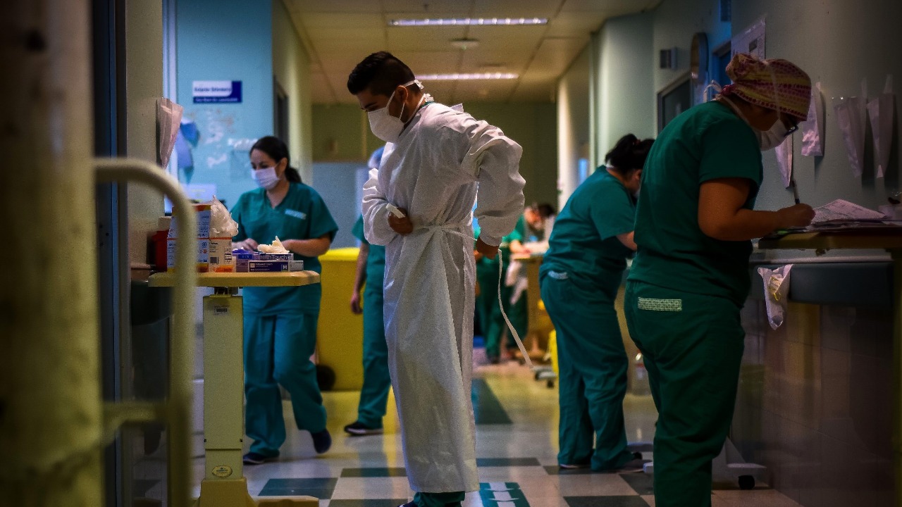 Regreso a las cuarentenas: Lo que Chile puede aprender de la segunda y la tercera ola en Europa