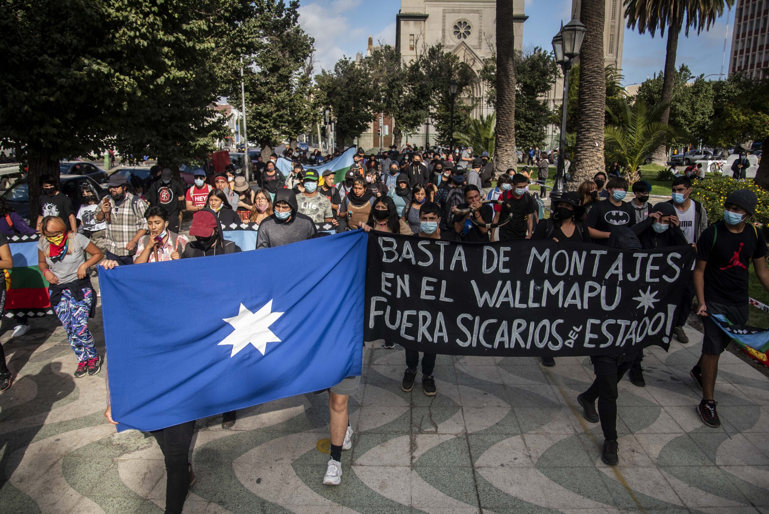 Las páginas anarquistas y de barras bravas que polarizan la discusión pro causa mapuche radical en Facebook