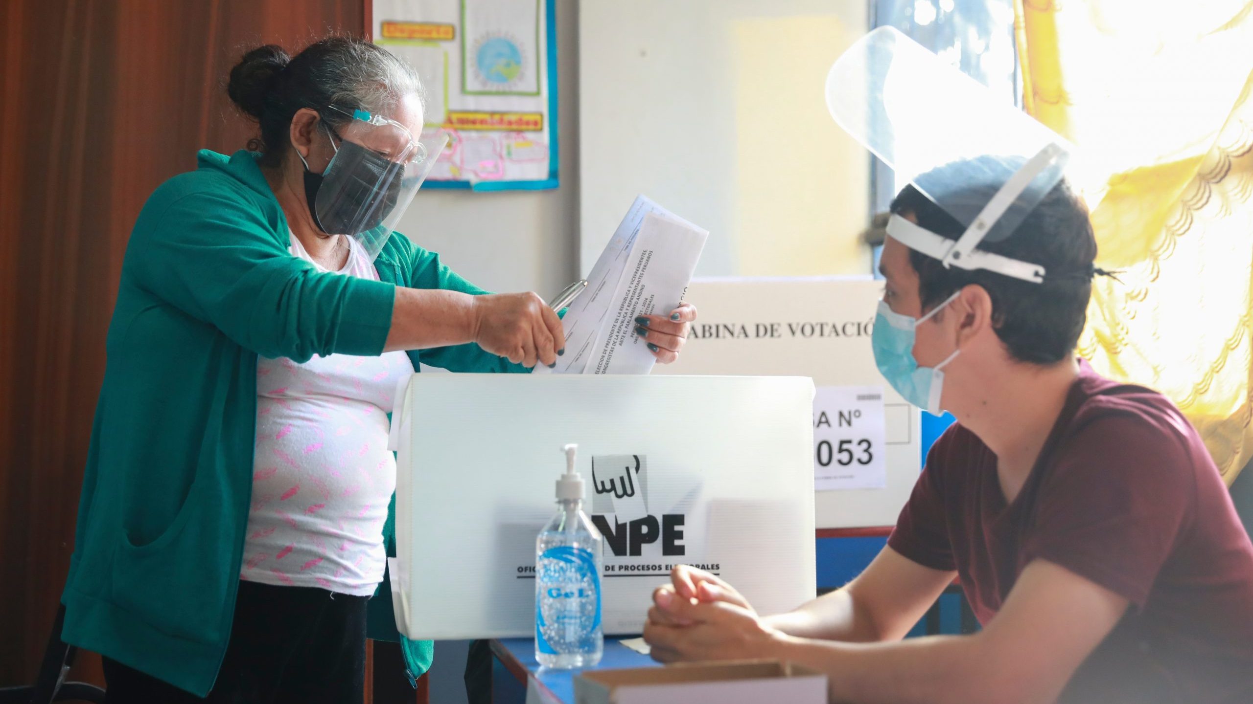 Elecciones presidenciales en Perú y Ecuador tuvieron alta participación pese a pandemia (en ambos países voto es obligatorio)