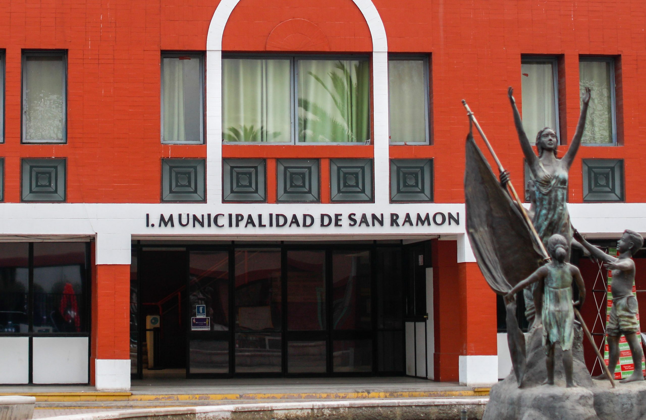 PDI ingresa a municipalidad de San Ramón: sepa quién es el alcalde Aguilera y cómo se convirtió en símbolo de la narcopolítica