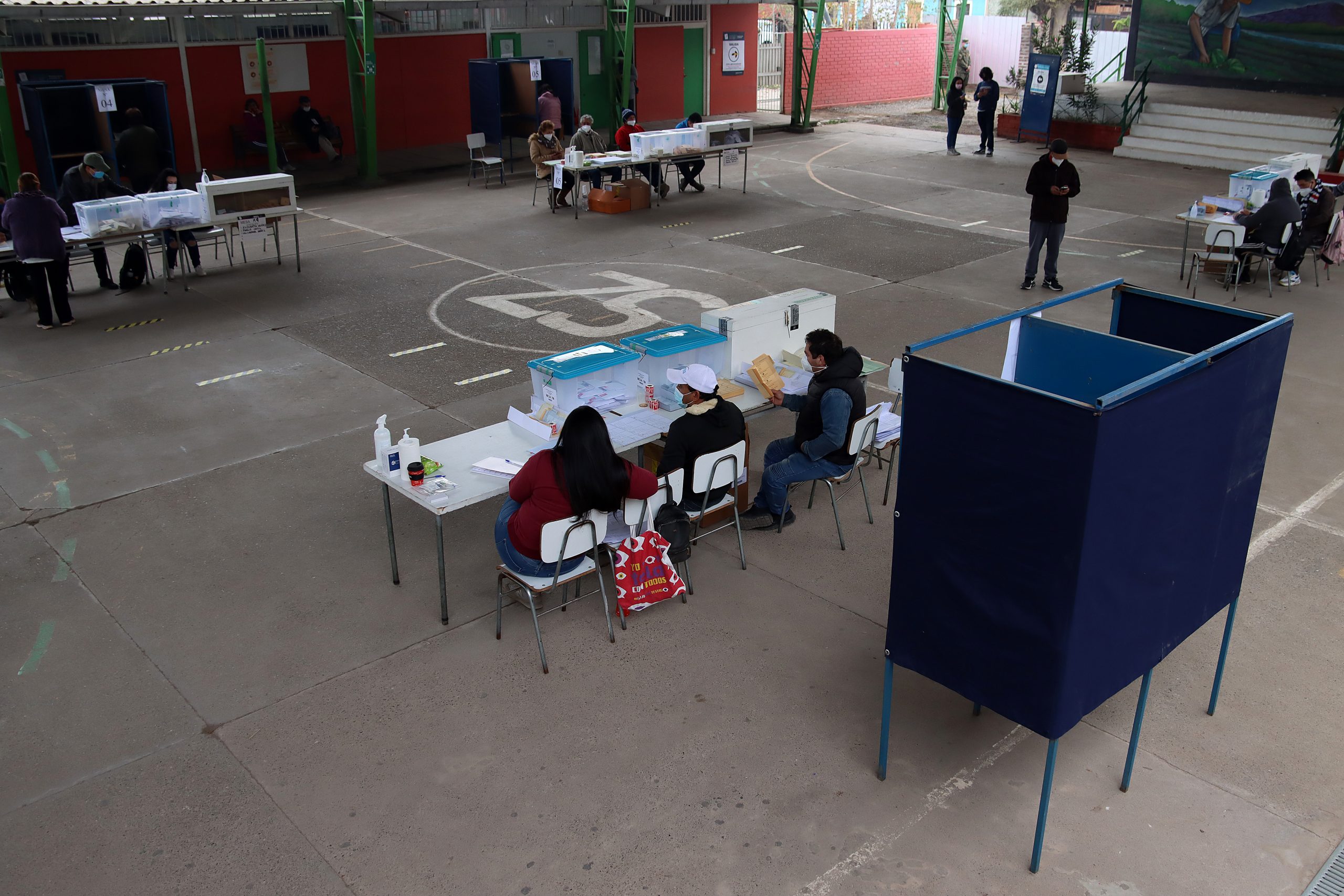 Los cálculos políticos detrás del amplio apoyo que tuvo el voto obligatorio tras el terremoto electoral en la constituyente