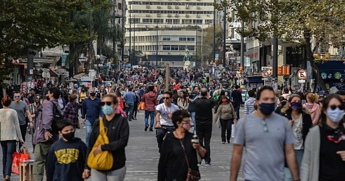 Covid-19: Pese a su avanzada vacunación, Uruguay presenta la mayor tasa de contagios de Sudamérica