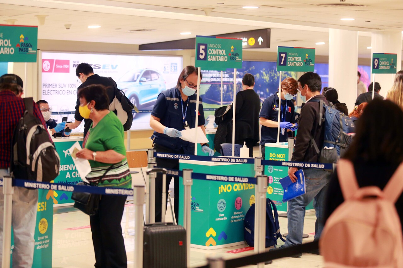 El control en las fronteras y aeropuertos que se requiere con urgencia para frenar el ingreso de la variante Delta a Chile