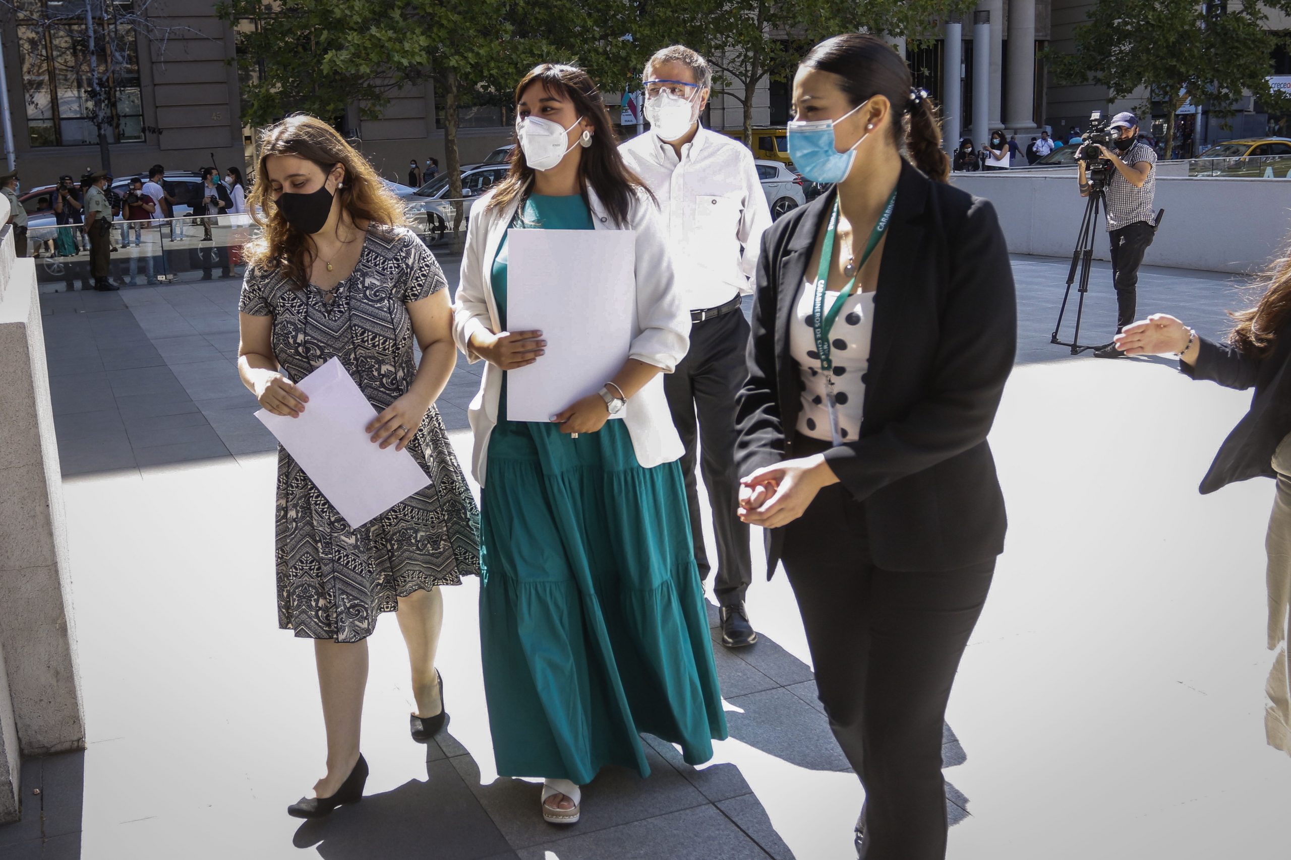 Covid-19: Las críticas de los expertos al “cortocircuito epidémico” que propone el Colegio Médico para eliminar el coronavirus de Chile