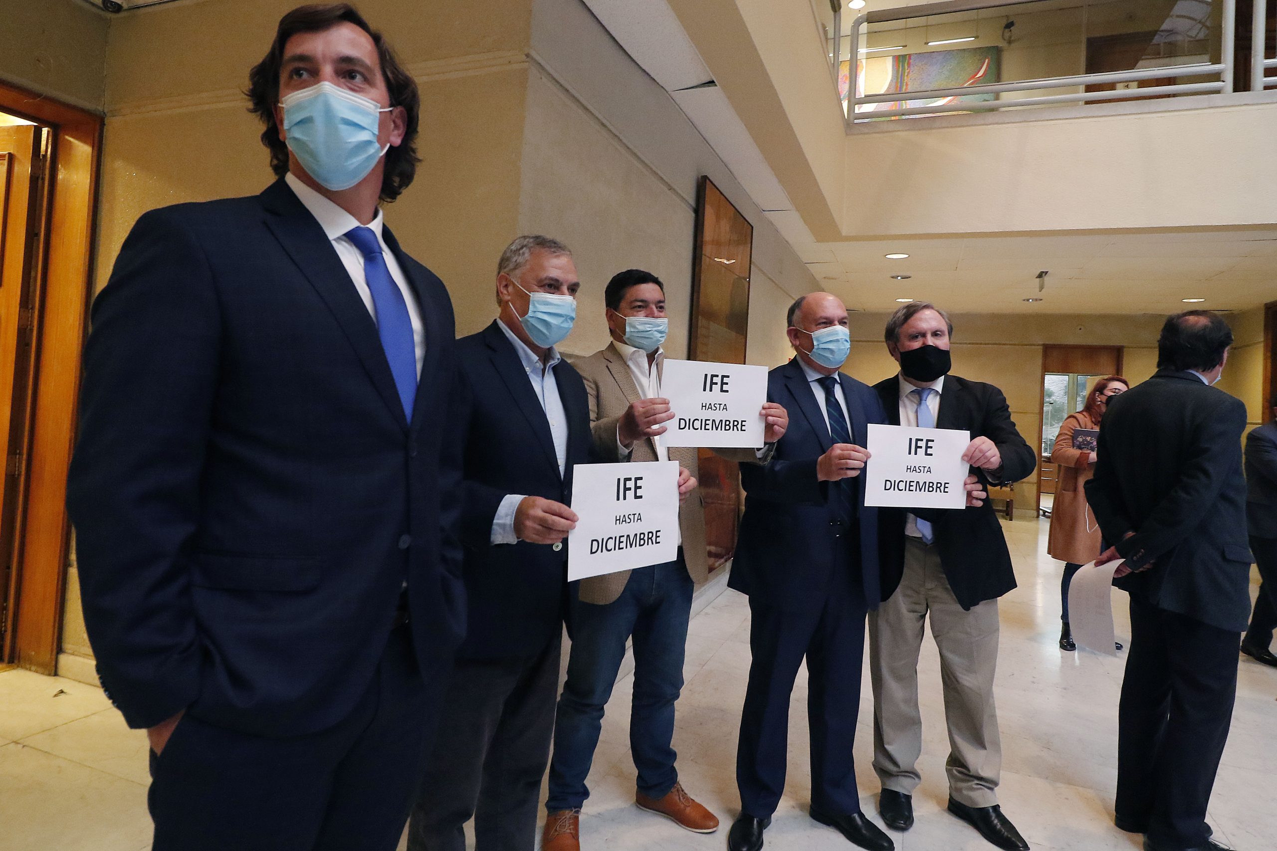 Crisis UDI-Gobierno: Ministro plantea desacuerdo al Presidente, diputados se rebelan y Sichel arremete contra Lavín