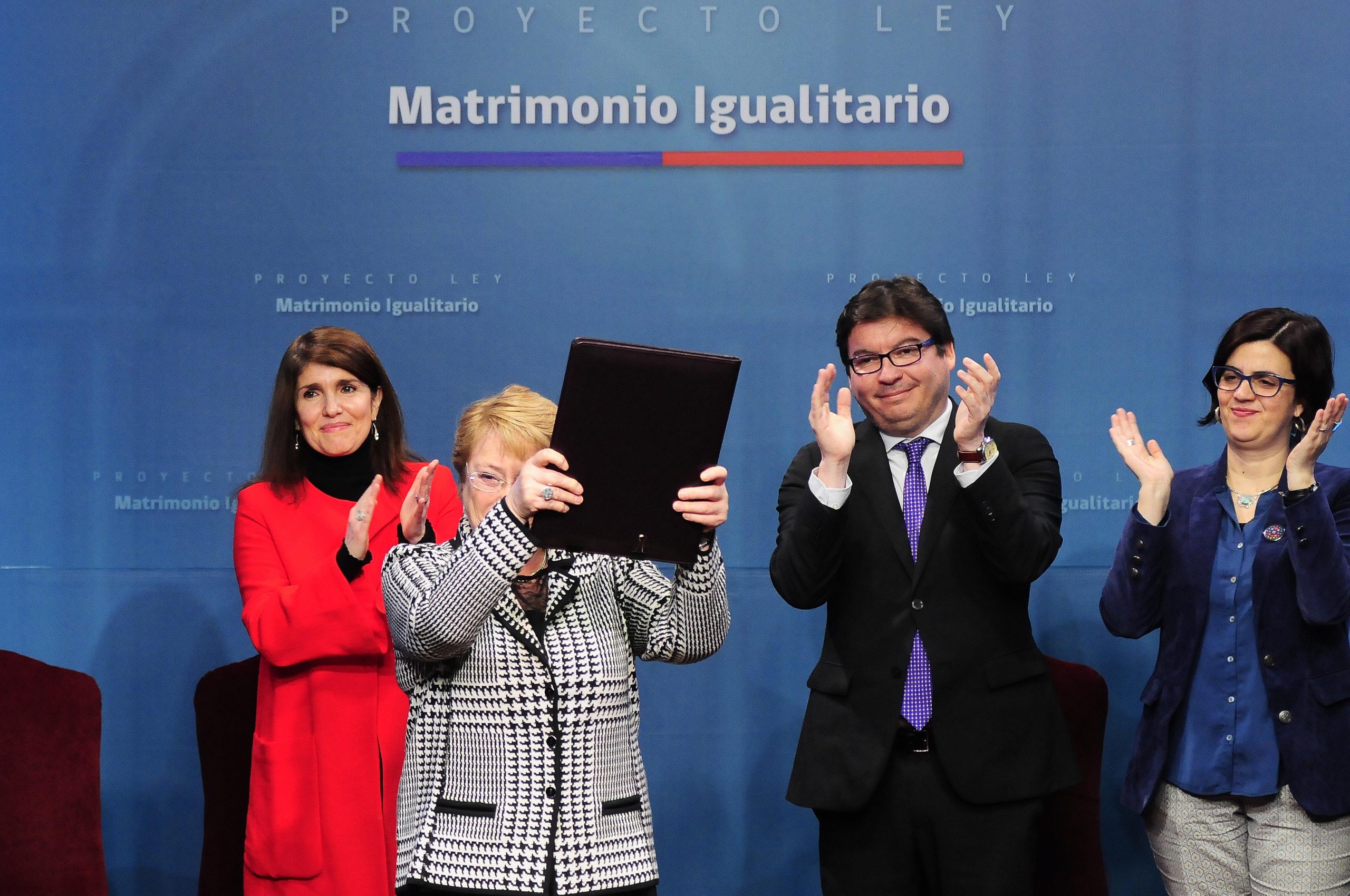 Matrimonio igualitario: En qué está el proyecto de Bachelet y por qué ha dormido en el Senado