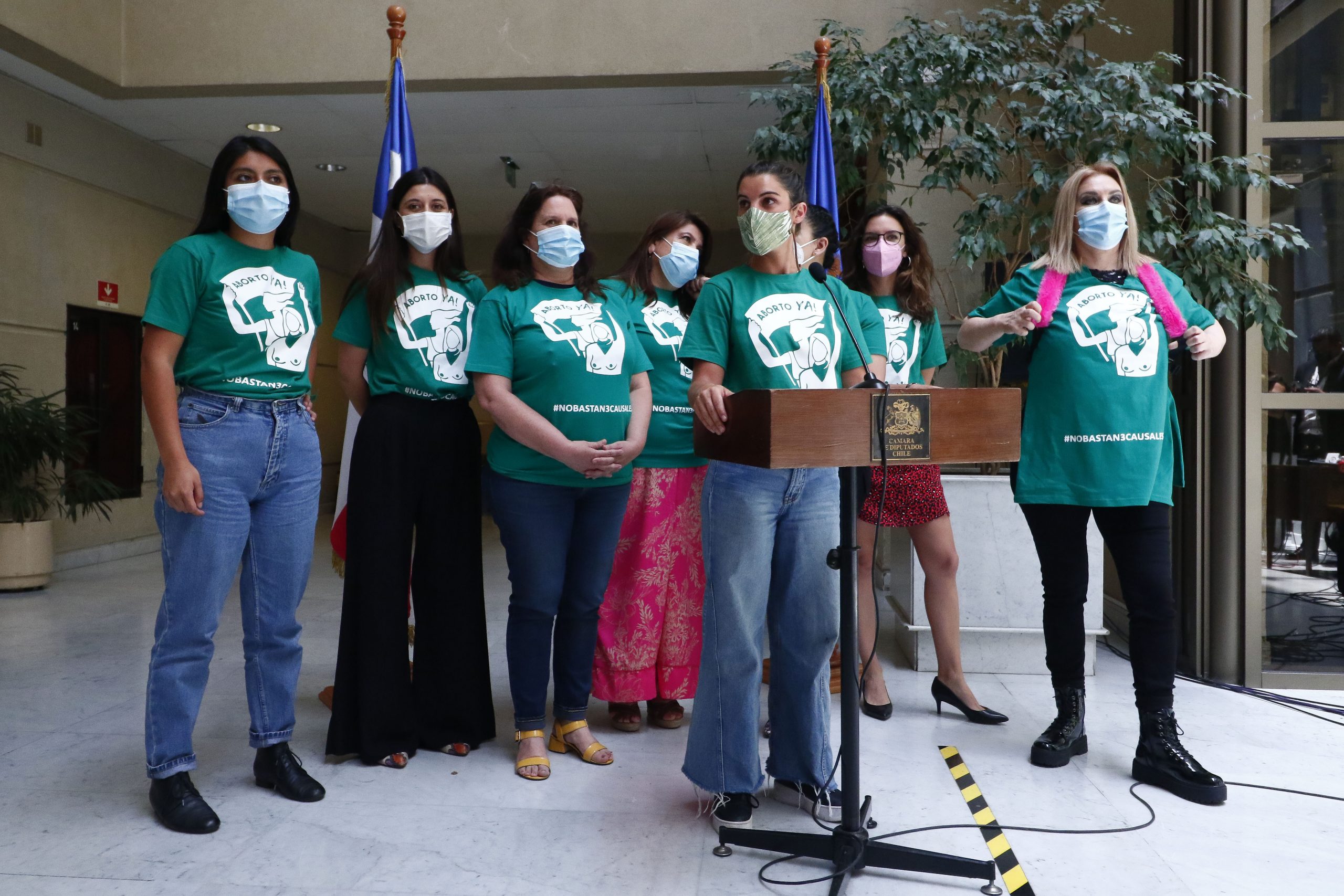 Proyecto de aborto libre del FA-PC entra en la agenda de campaña y complica a Provoste y la DC
