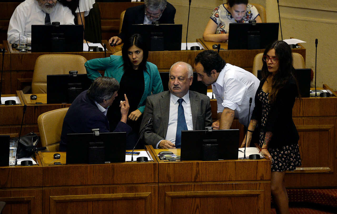 PC aprobó de manera unánime conformar una lista parlamentaria única con el FA (y lo que significa para Boric)