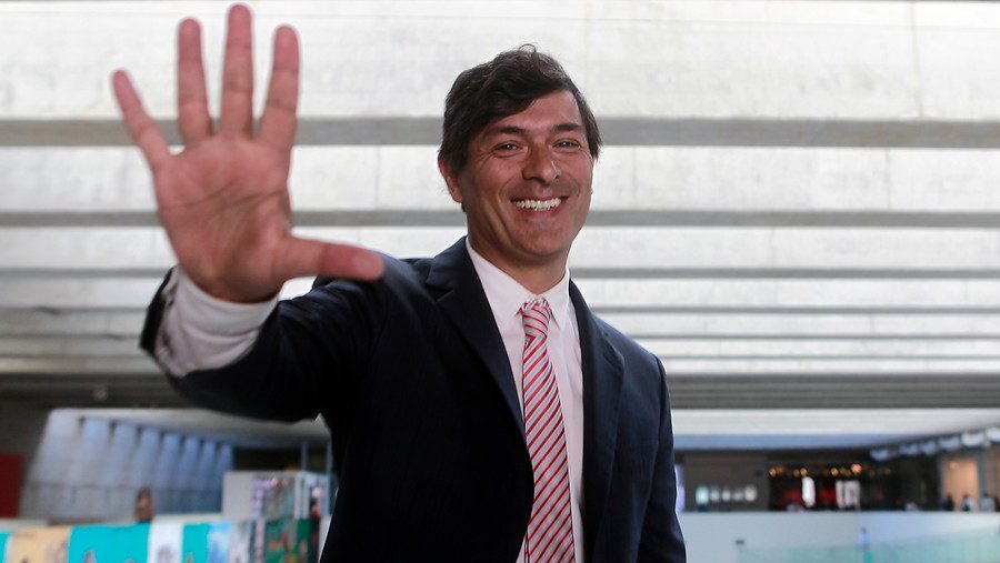 Parisi y sus insólitos 29 días de campaña: Con orden de arraigo, desmentido por U. de Alabama y denunciado en el Servel