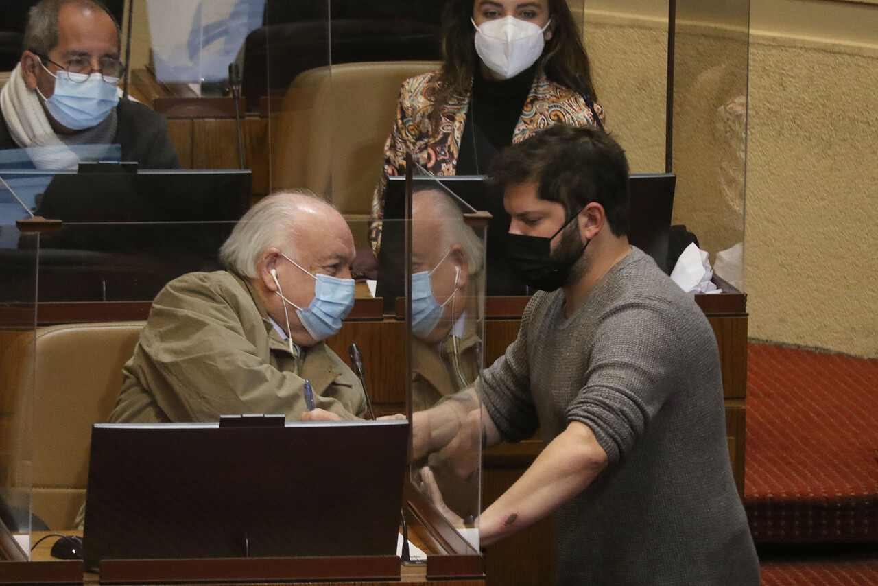Convención: Los acercamientos entre el FA y el PC para evitar que su fractura impacte a Boric