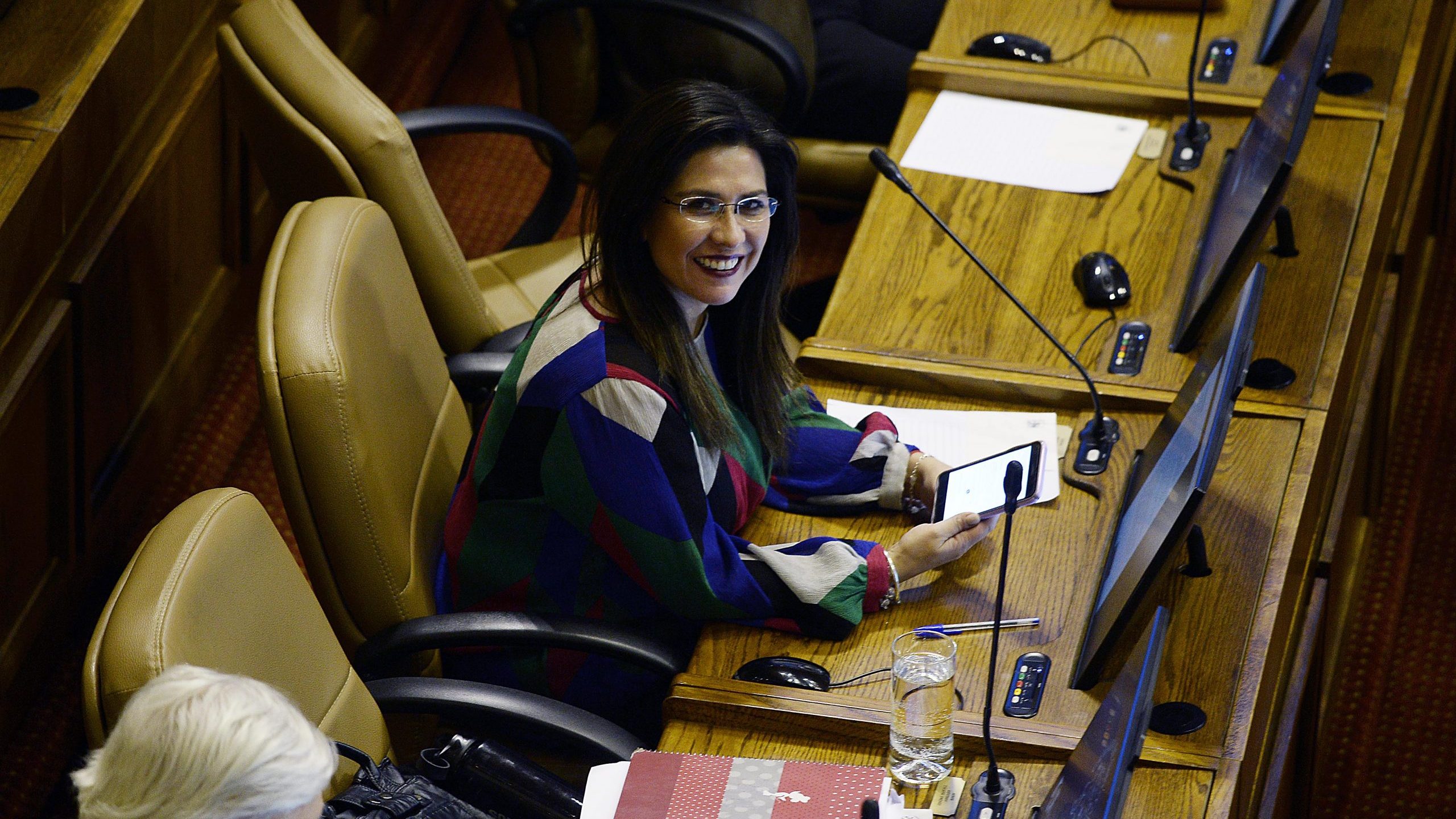 Caso de diputada PS antivacuna: La circular del Senado que prohíbe a parlamentarios entrar al edificio sin Pase de Movilidad y el contraste con la Cámara