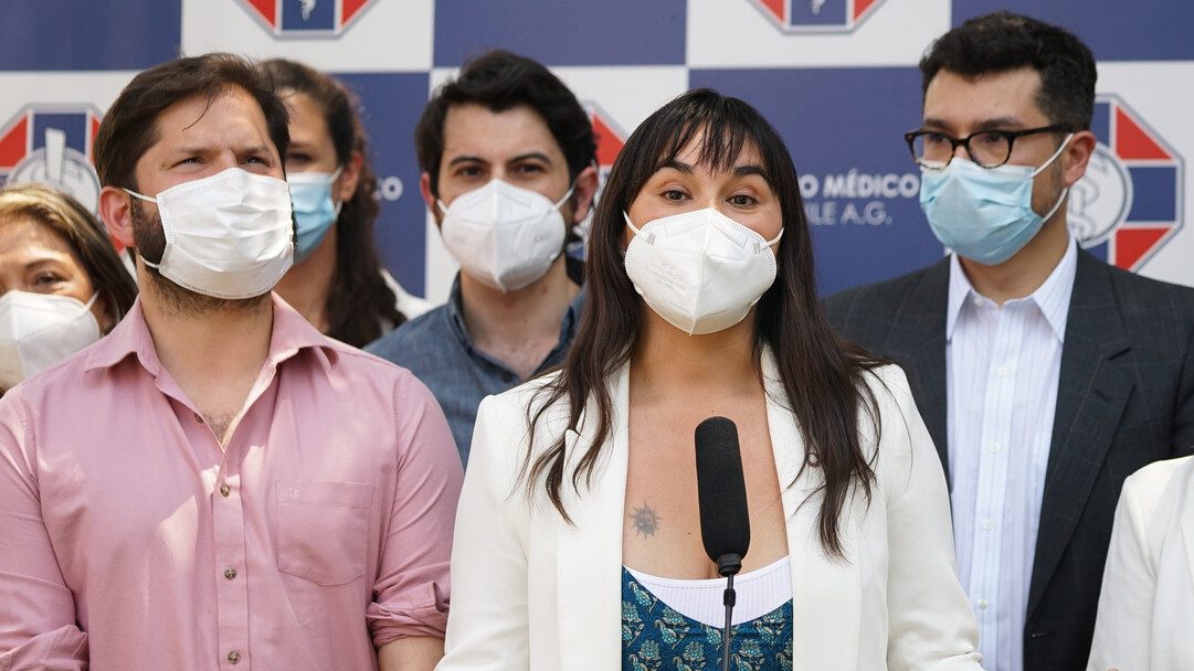 Alza de casos por Ómicron: Por qué es complejo para Boric volver a defender medidas de confinamiento