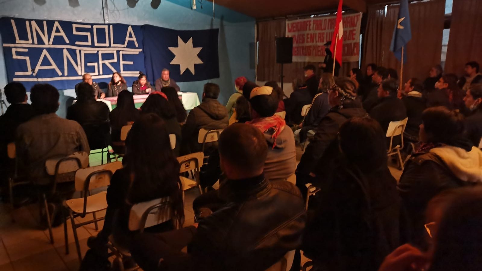 Crónica del encuentro de Llaitul con más de 100 seguidores en Peñalolén y su ironía frente a la “alharaca” por su llamado a las armas