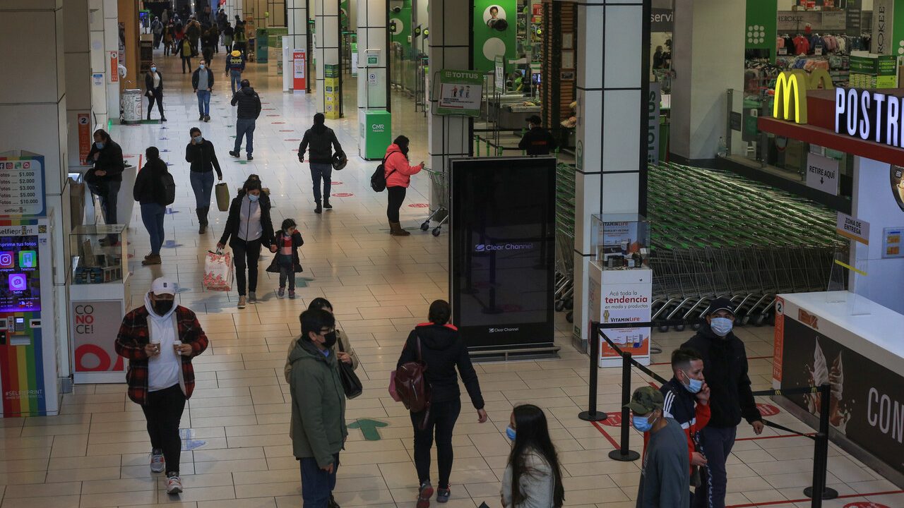 La inflexión de agosto: la economía sortea un primer mes negativo, pero avanza a una recesión