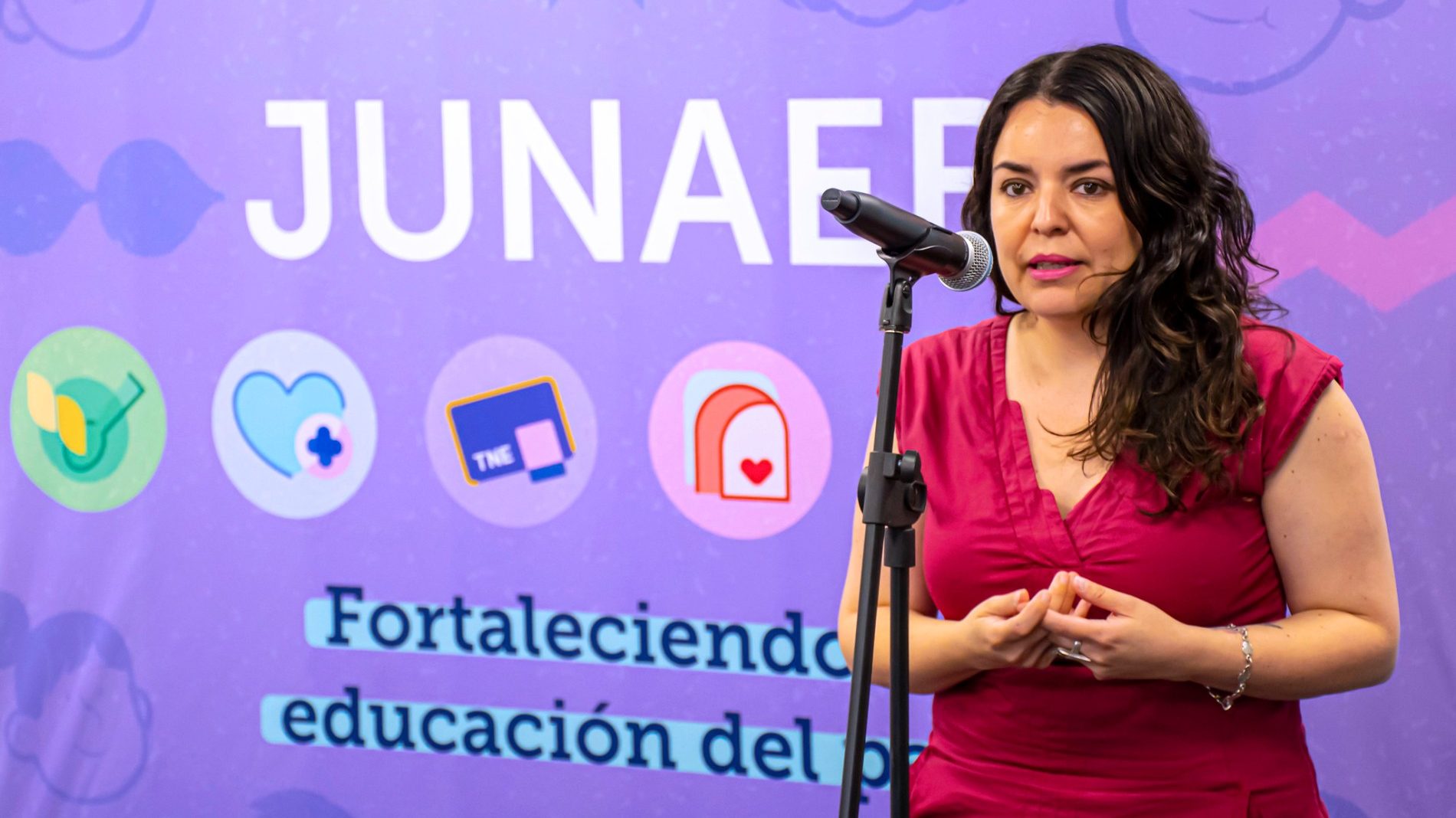 Junaeb reconoce “plazos bien justitos” en raciones alimenticias escolares y ahora promete adelantar entrega de laptops