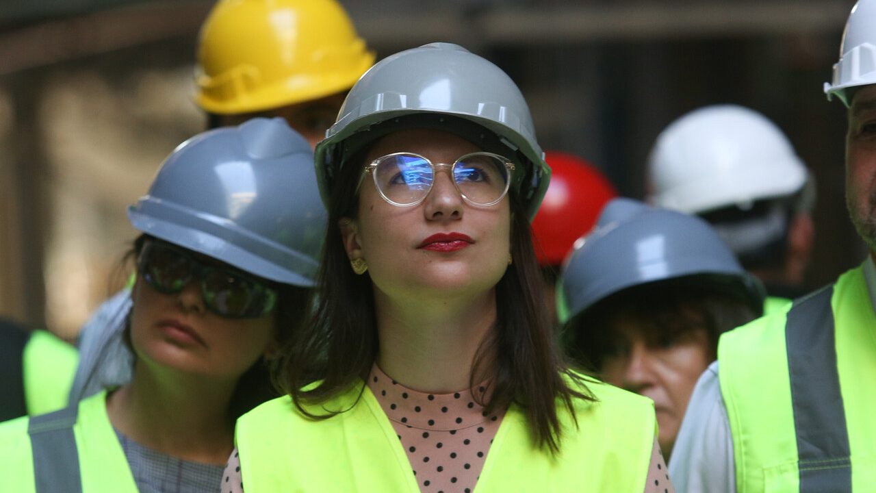 Presentan a Contraloría denuncia contra municipalidad de Santiago por compra de clínica con posible sobreprecio (y sin licitación)