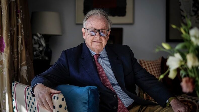 David Gallagher y el estallido: “Venían a funar nuestra embajada en Londres todos los jueves, entre ellos muchos con Becas Chile”