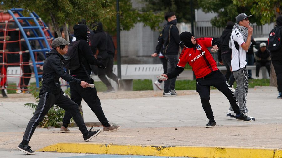 Barras bravas y paz criminal: un microcosmos de Chile. Por Lucy Oporto Valencia