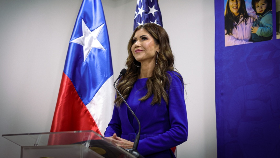 Asado en Buenos Aires y frialdad en Santiago: El trato dispar que dio la secretaria de Seguridad de Trump a Chile y Argentina