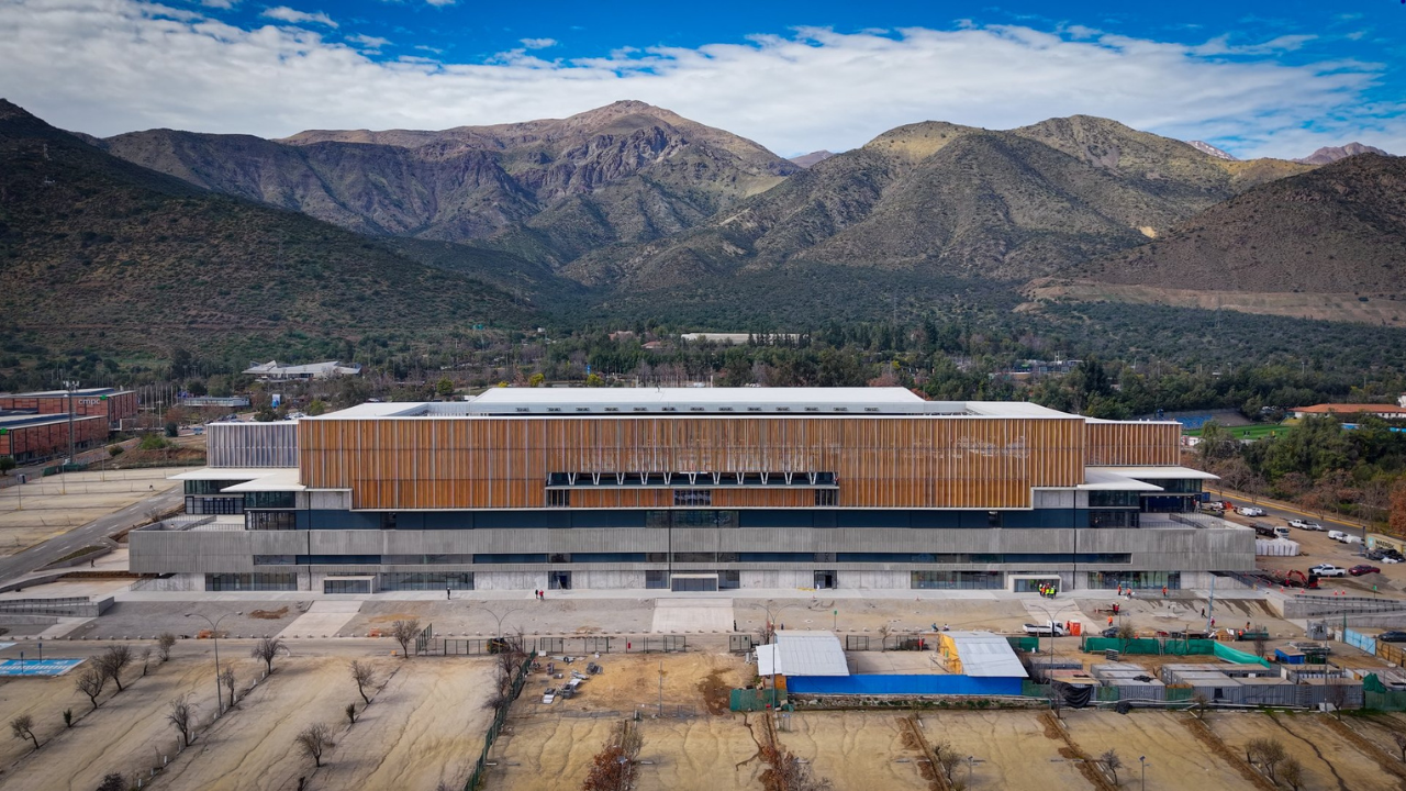 Municipalidad de Las Condes y Cruzados firman convenio para la operación del nuevo Claro Arena 