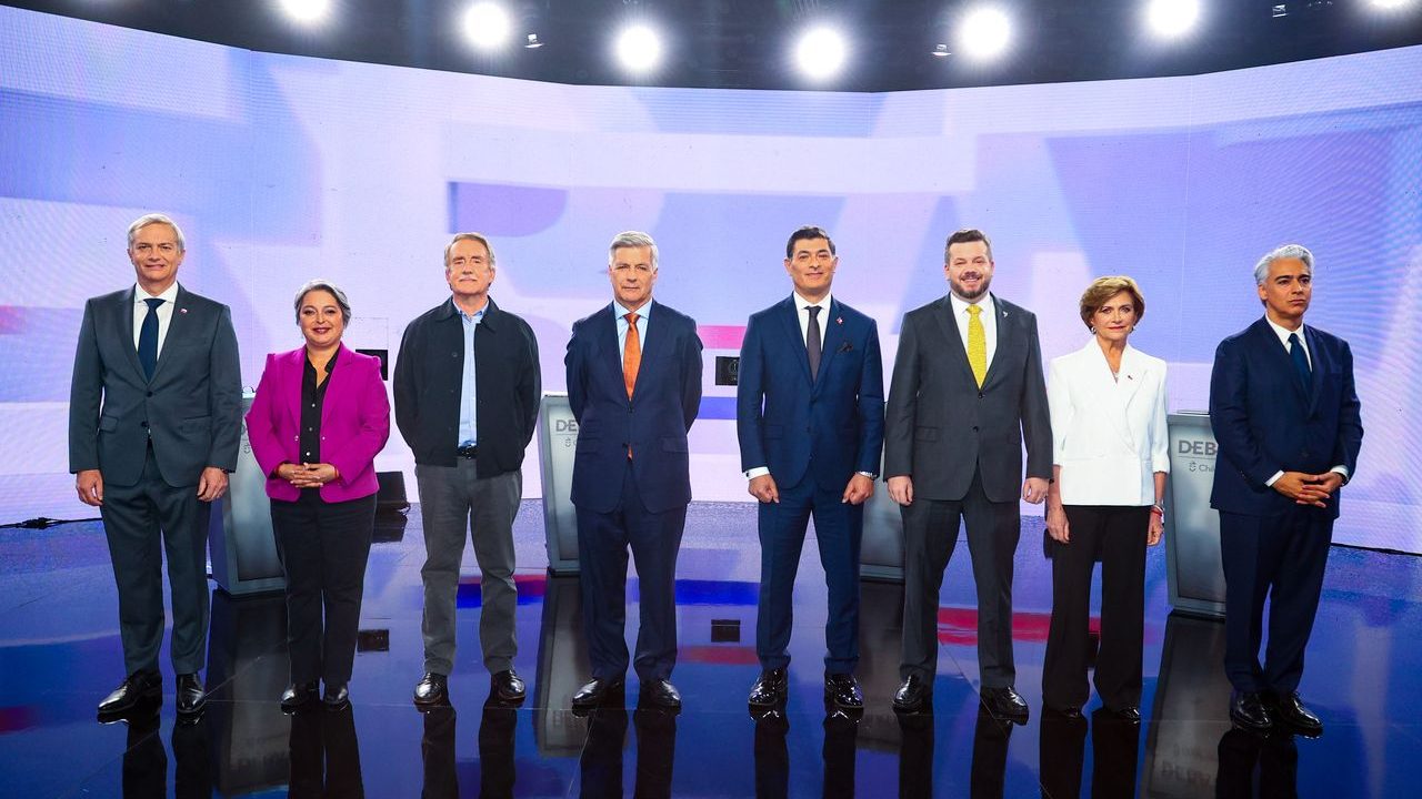 Los enfrentamientos, volteretas e imágenes que marcaron el primer debate presidencial de todos los candidatos