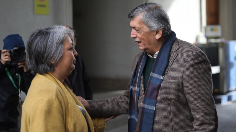Cuchillos largos en el PC: Las razones del repliegue táctico de Carmona en la campaña de Jara