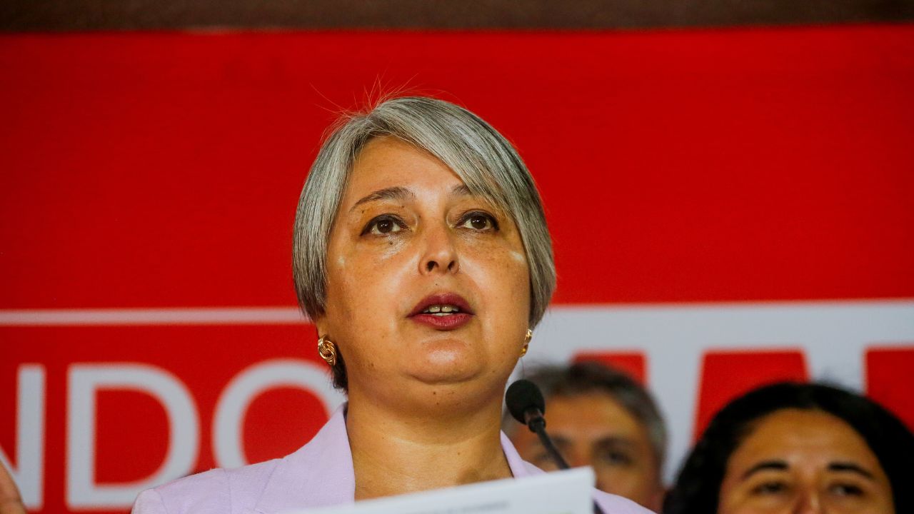 Cómo fue la reaparición de Jara en la fundación de Bachelet y lo que contó de sus días tras la derrota