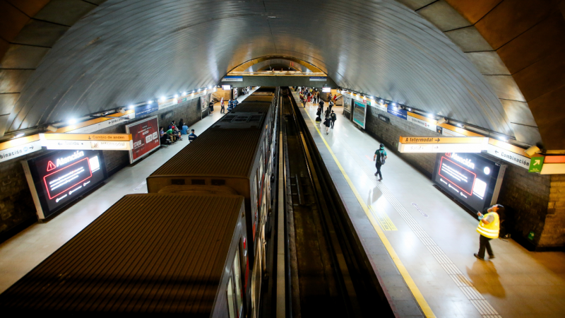 Afectación a plátanos orientales y “monitoreo de vibraciones”: Las exigencias a la nueva Línea 8 del Metro de Santiago